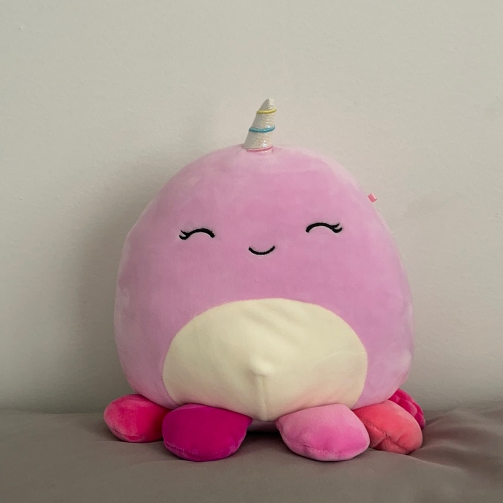 Davina 8” squishmallow